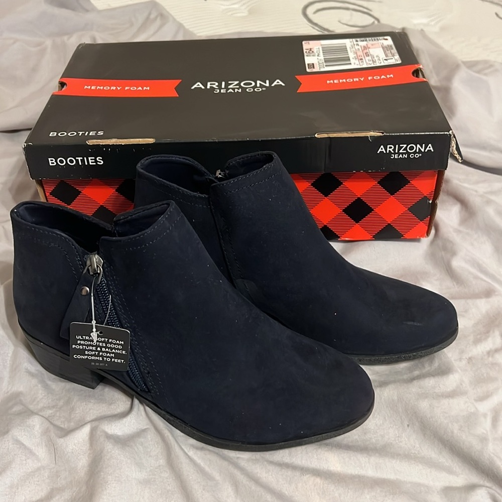 Arizona zip up booties - size 9